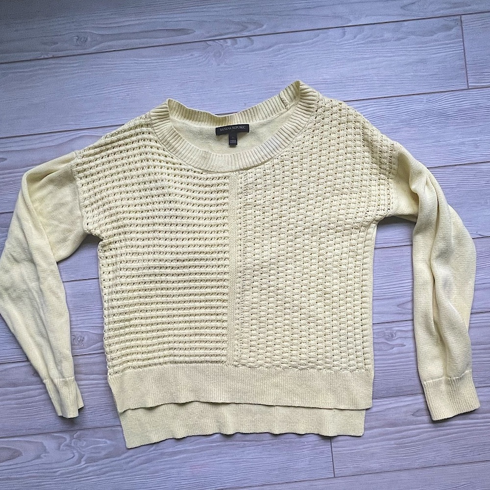 M Pastel yellow sweater